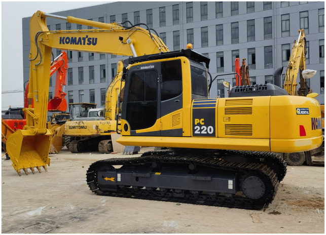 Used Original Japanese KOMATSU PC220-8 used excavator for sale in shanghai yard - Верижен багер: снимка 1 Used Original Japanese KOMATSU PC220-8 used excavator for sale in shanghai yard - Верижен багер: снимка 1
