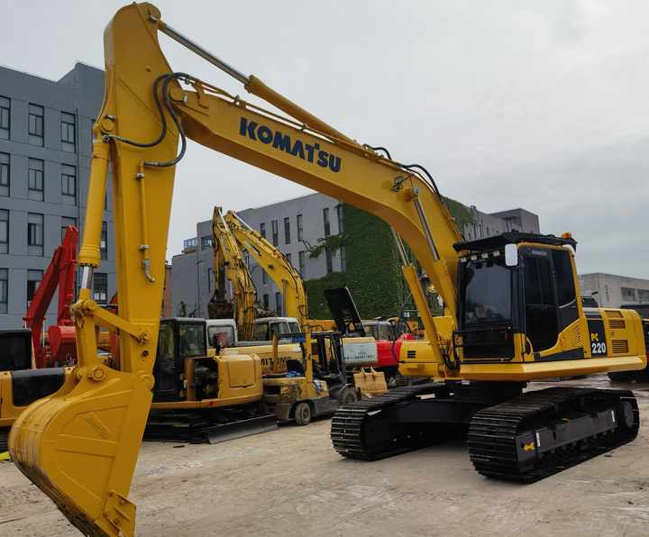 Used Original Japanese KOMATSU PC220-8 used excavator for sale in shanghai yard - Верижен багер: снимка 2 Used Original Japanese KOMATSU PC220-8 used excavator for sale in shanghai yard - Верижен багер: снимка 2