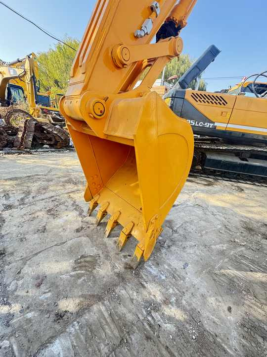Good condition and high performance second hand Hyundai 220lc-9S Excavators used excavator on hot sale in shanghai yard - Верижен багер: снимка 3 Good condition and high performance second hand Hyundai 220lc-9S Excavators used excavator on hot sale in shanghai yard - Верижен багер: снимка 3