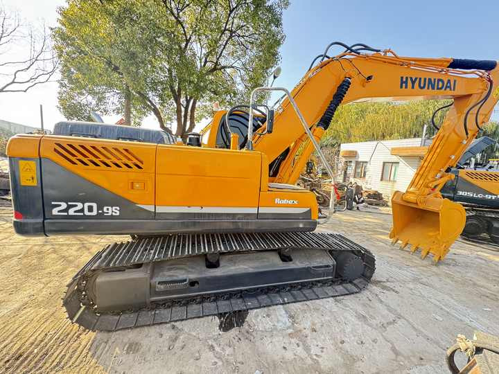 Good condition and high performance second hand Hyundai 220lc-9S Excavators used excavator on hot sale in shanghai yard - Верижен багер: снимка 2 Good condition and high performance second hand Hyundai 220lc-9S Excavators used excavator on hot sale in shanghai yard - Верижен багер: снимка 2