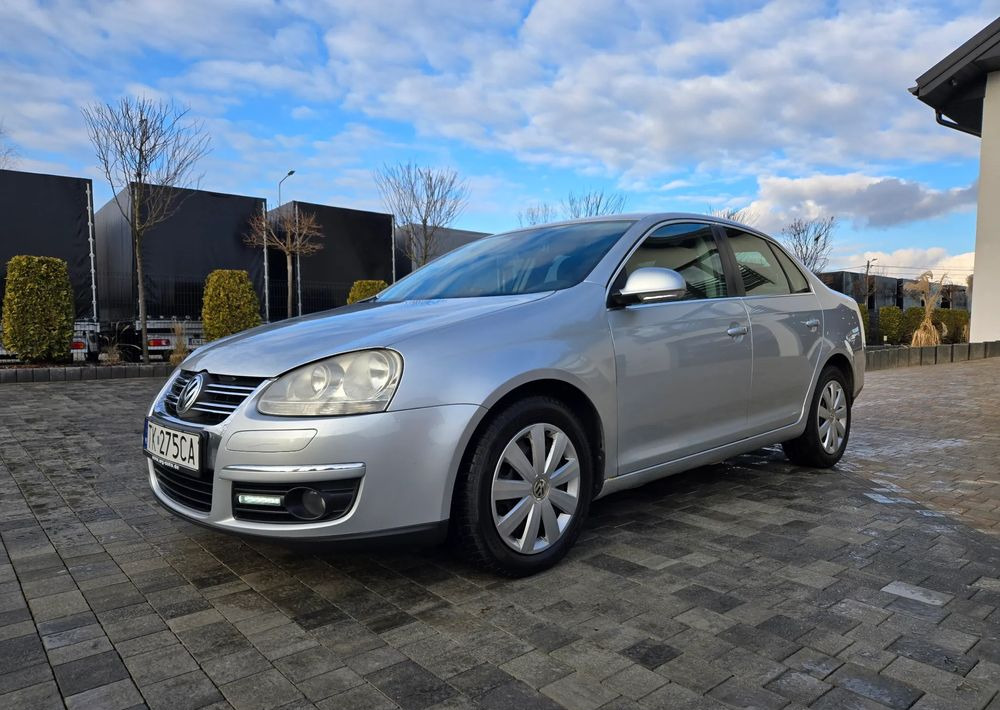 Volkswagen Jetta 2.0 TDI Sportline - Седан: снимка 4 Volkswagen Jetta 2.0 TDI Sportline - Седан: снимка 4