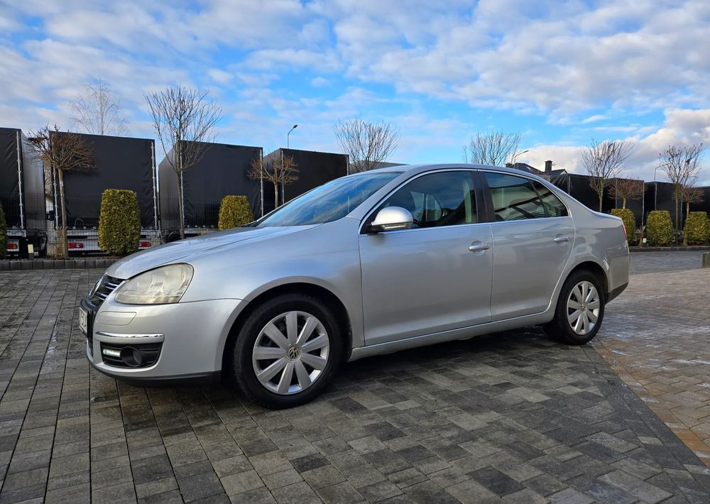 Volkswagen Jetta 2.0 TDI Sportline - Седан: снимка 5 Volkswagen Jetta 2.0 TDI Sportline - Седан: снимка 5