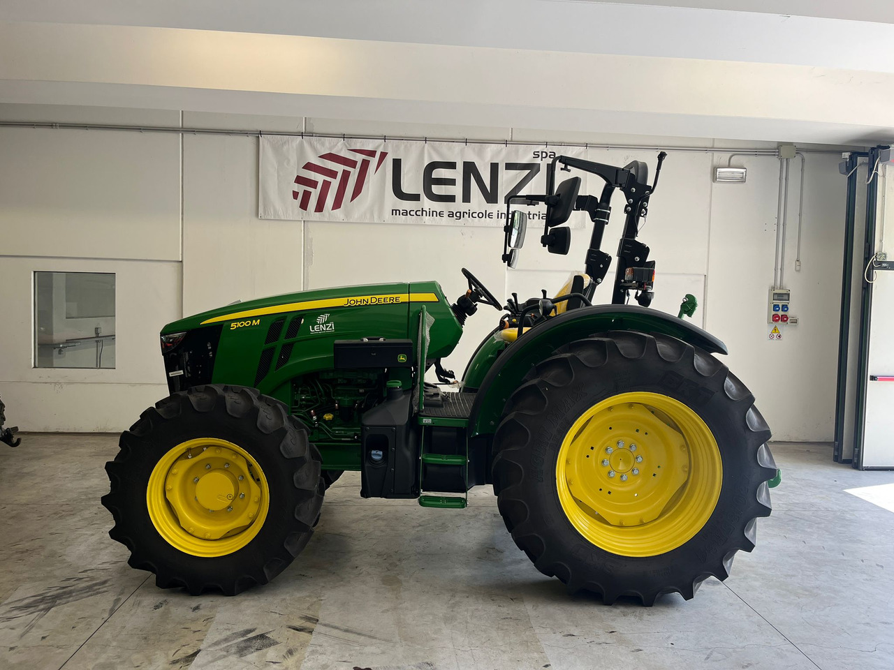 JOHN DEERE 5100 M - Трактор: снимка 1 JOHN DEERE 5100 M - Трактор: снимка 1