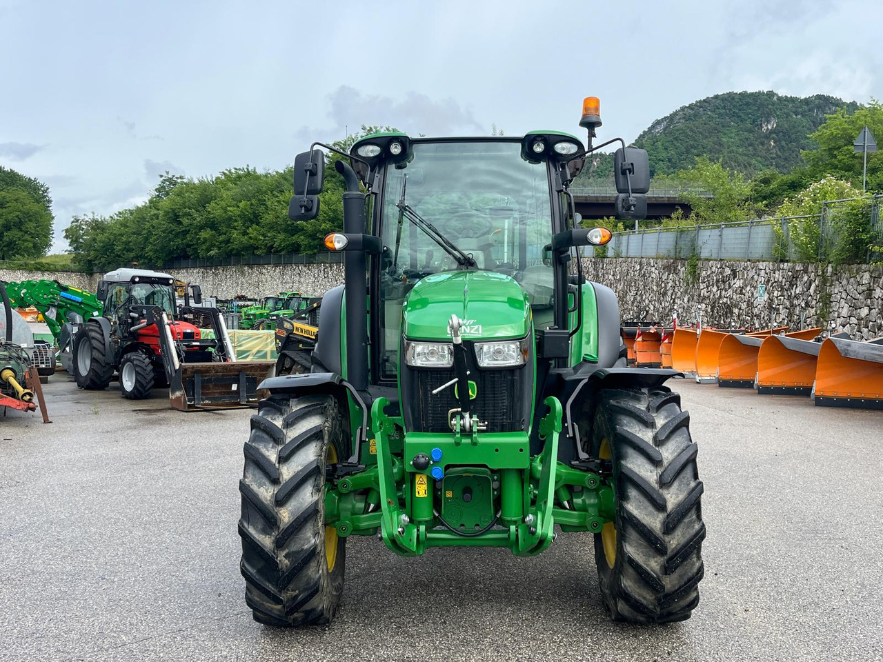 JOHN DEERE 5115R - Трактор: снимка 3 JOHN DEERE 5115R - Трактор: снимка 3