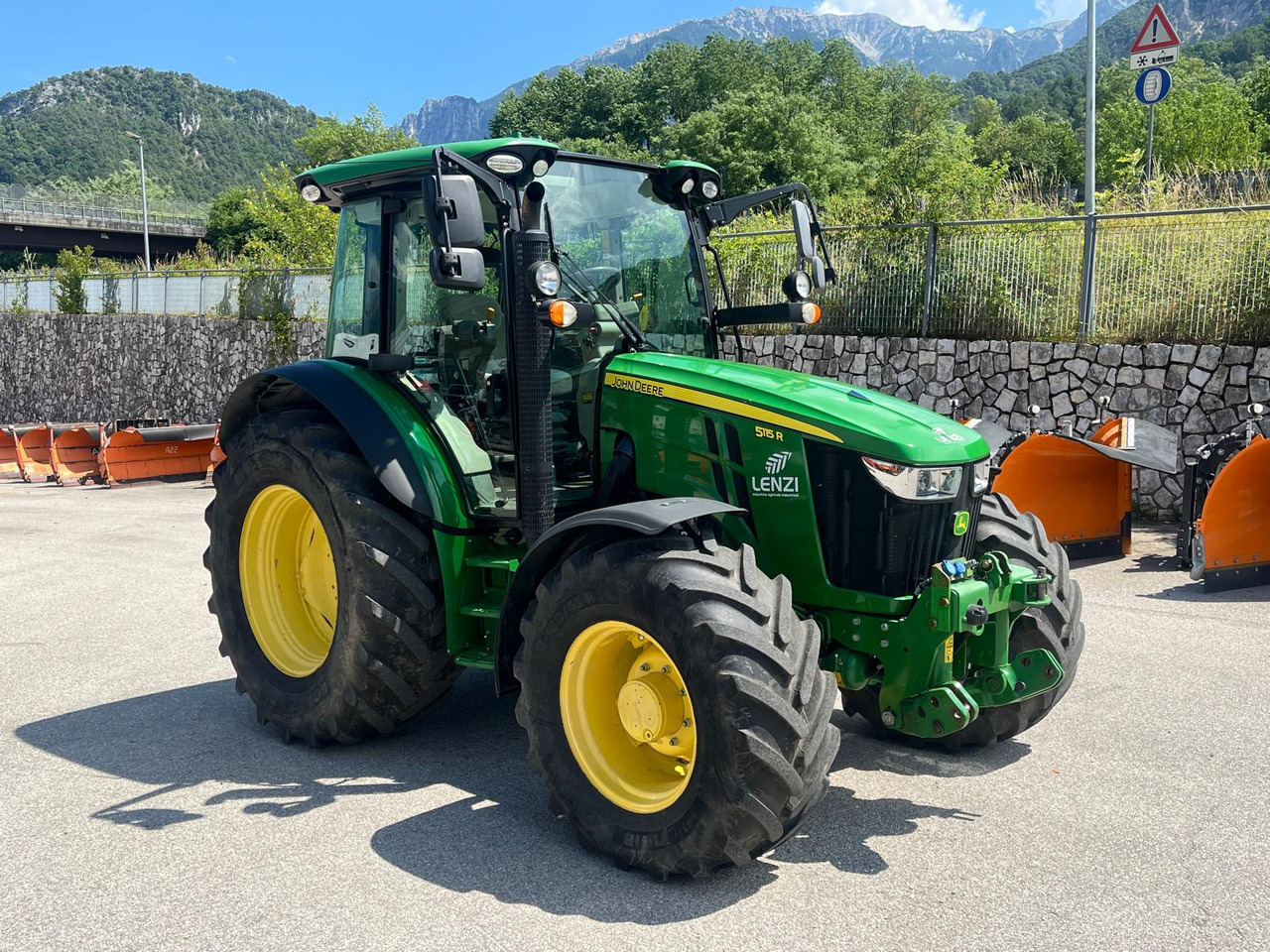 JOHN DEERE 5115R - Трактор: снимка 4 JOHN DEERE 5115R - Трактор: снимка 4