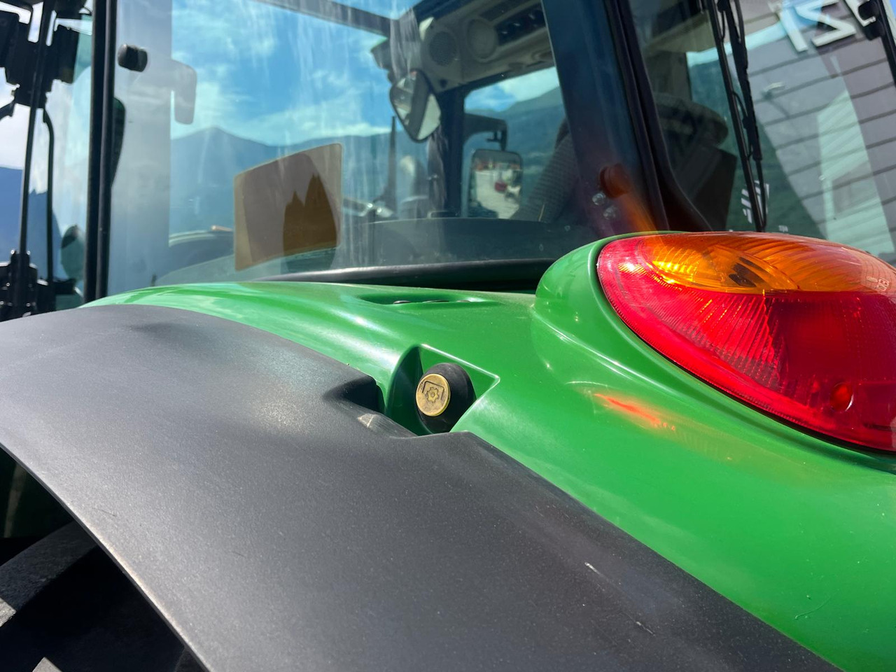Трактор JOHN DEERE 5115R: снимка 10