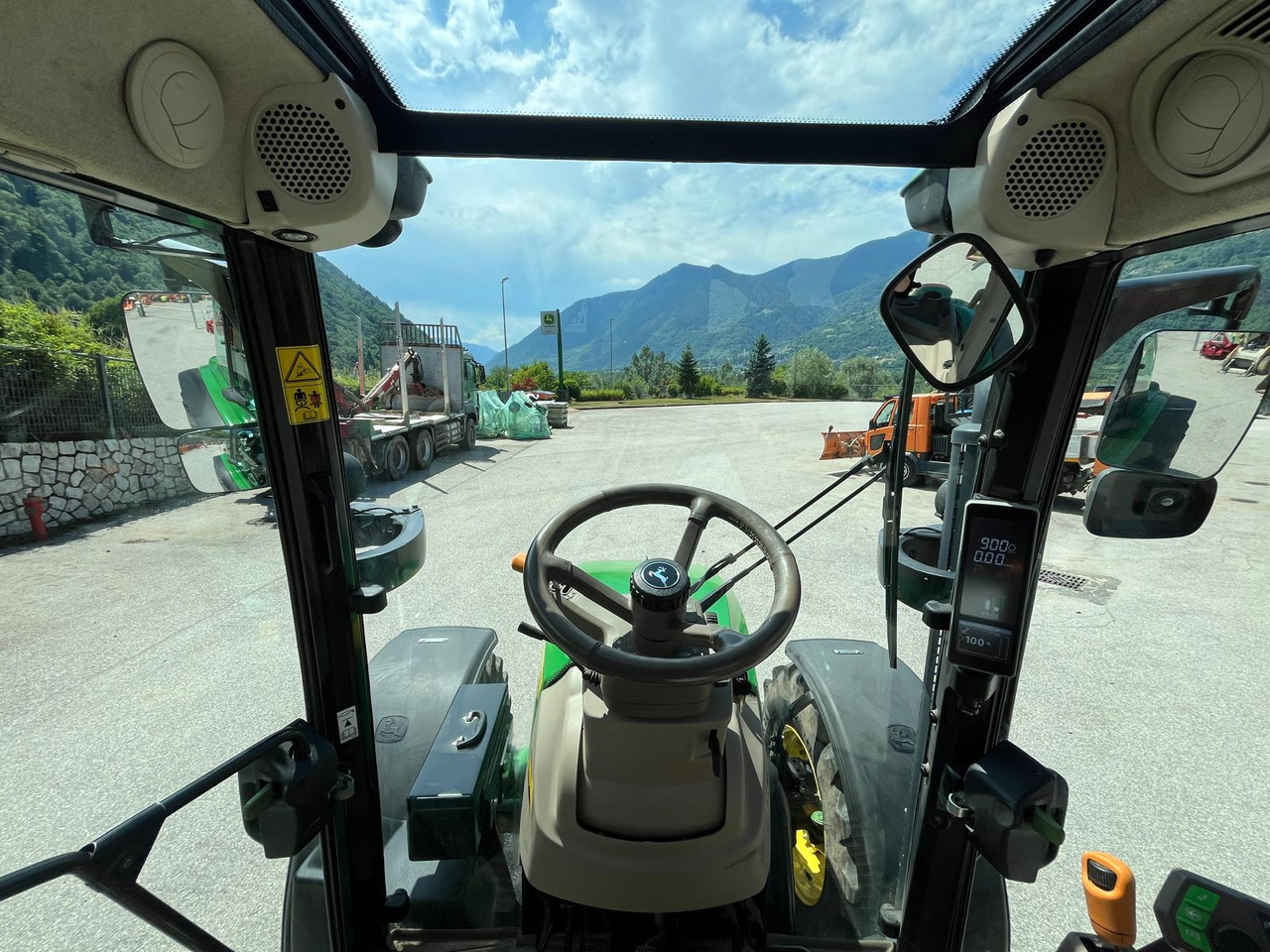 Трактор JOHN DEERE 5115R: снимка 18