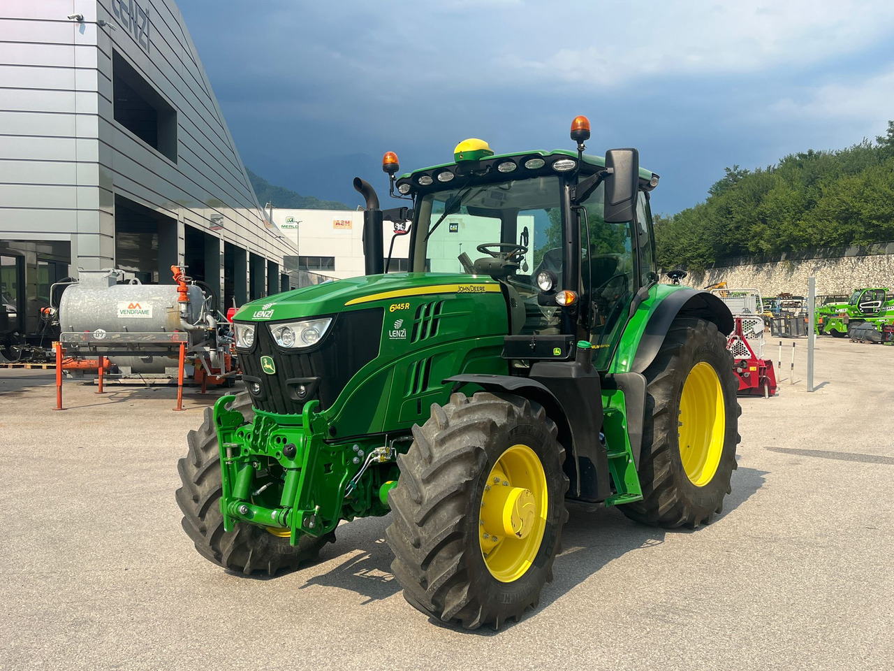 JOHN DEERE 6145 R - Трактор: снимка 2 JOHN DEERE 6145 R - Трактор: снимка 2