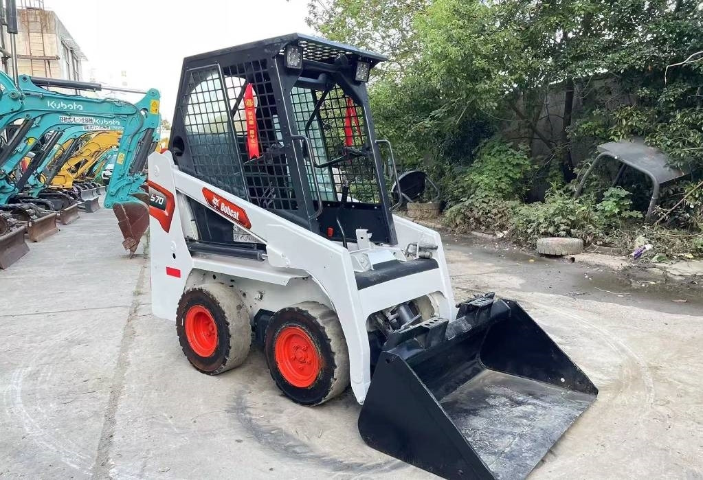 Bobcat S 70 - Мини челен товарач: снимка 3 Bobcat S 70 - Мини челен товарач: снимка 3