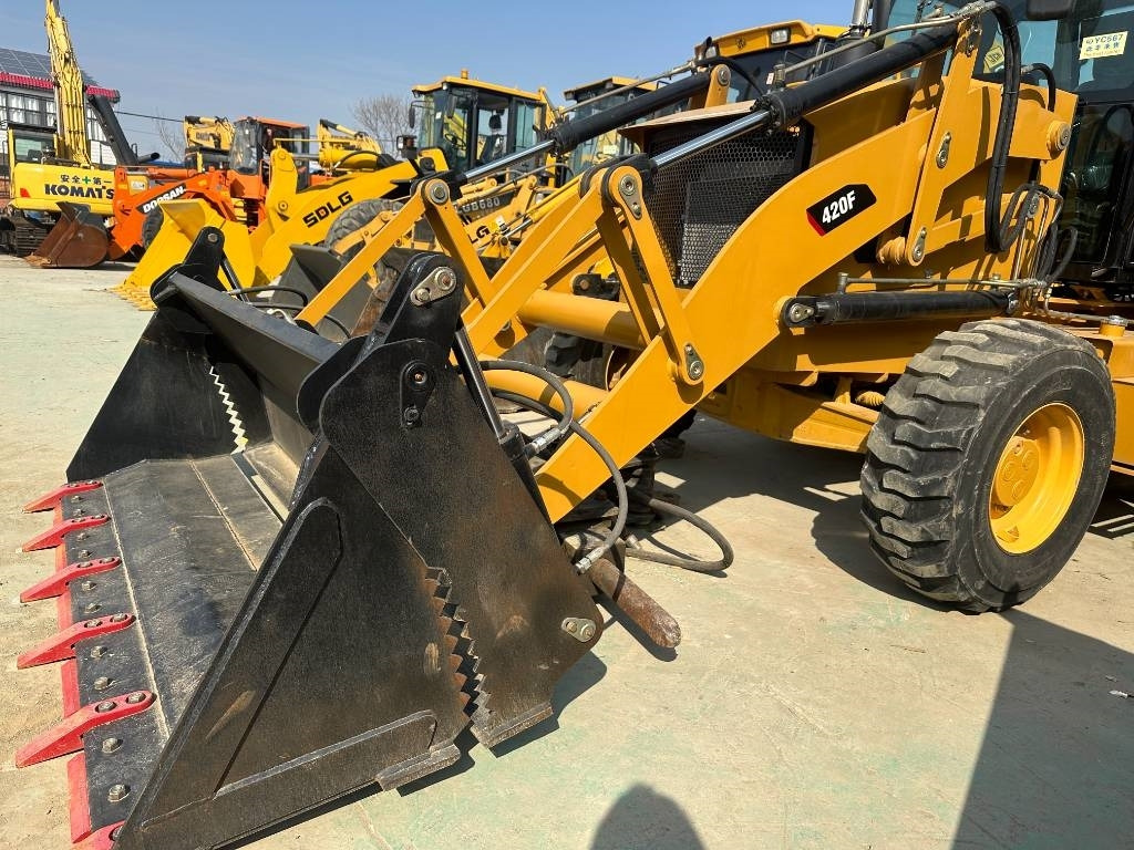 CAT 420 F ST - Багер-товарач: снимка 2 CAT 420 F ST - Багер-товарач: снимка 2