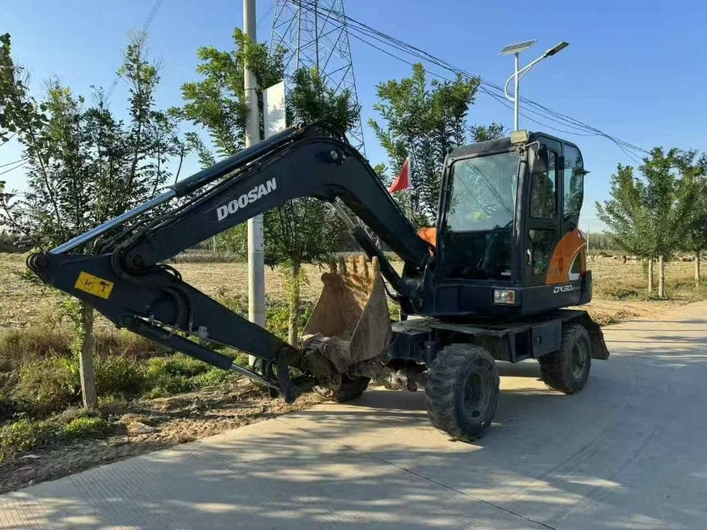 Doosan DX 60 - Мини багер: снимка 3 Doosan DX 60 - Мини багер: снимка 3