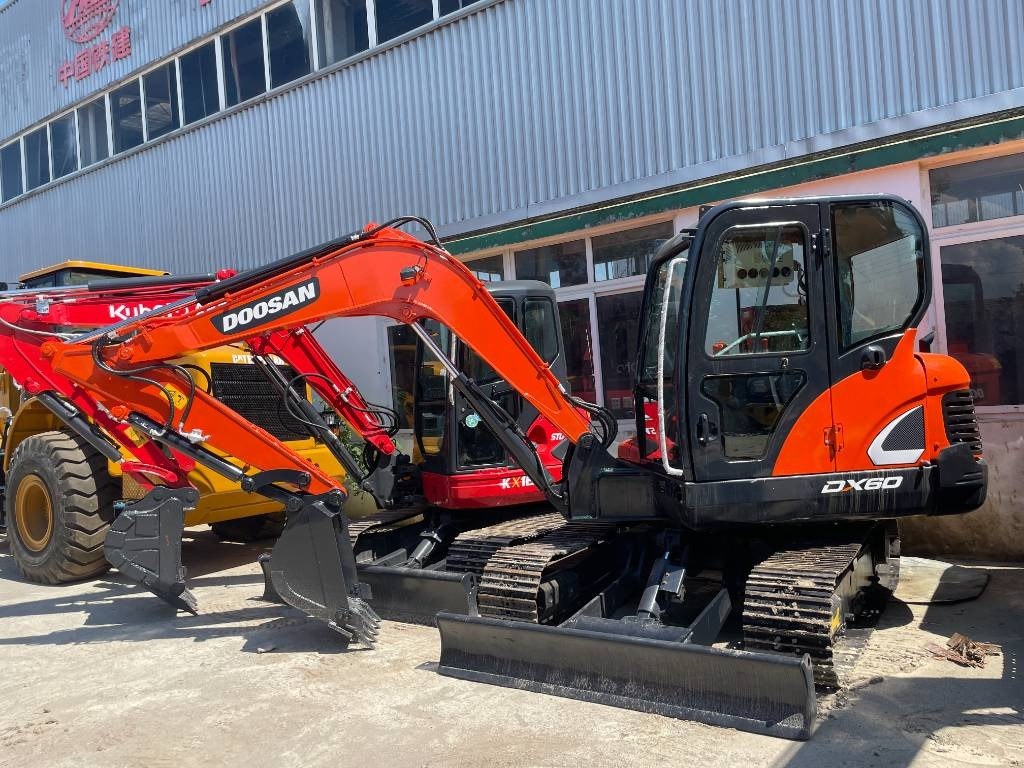 Doosan DX 60 - Верижен багер: снимка 1 Doosan DX 60 - Верижен багер: снимка 1