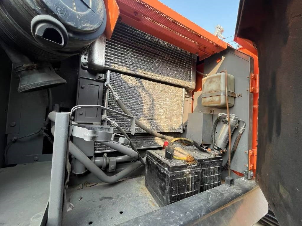 Hitachi ZX 160 - Верижен багер: снимка 2 Hitachi ZX 160 - Верижен багер: снимка 2