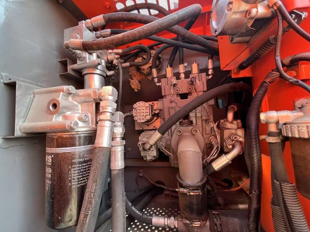 Hitachi ZX 160 - Верижен багер: снимка 4 Hitachi ZX 160 - Верижен багер: снимка 4