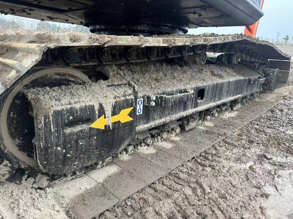Hitachi ZX 240 - Верижен багер: снимка 3 Hitachi ZX 240 - Верижен багер: снимка 3