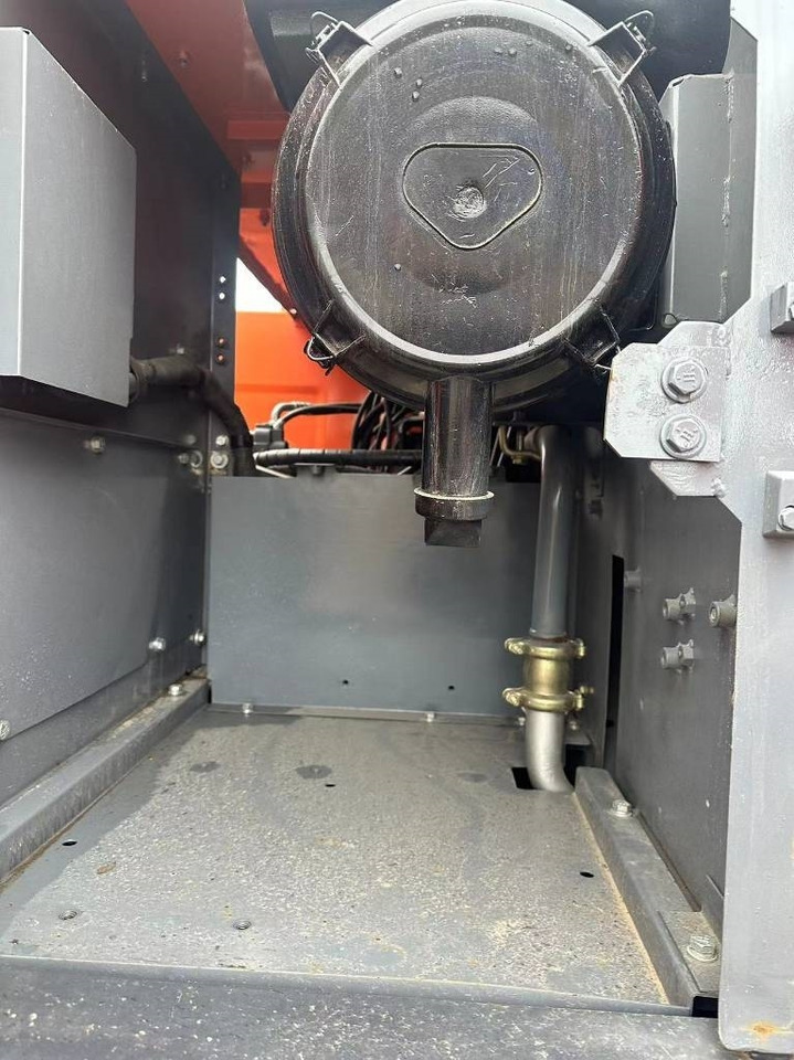 Hitachi ZX 240 - Верижен багер: снимка 4 Hitachi ZX 240 - Верижен багер: снимка 4