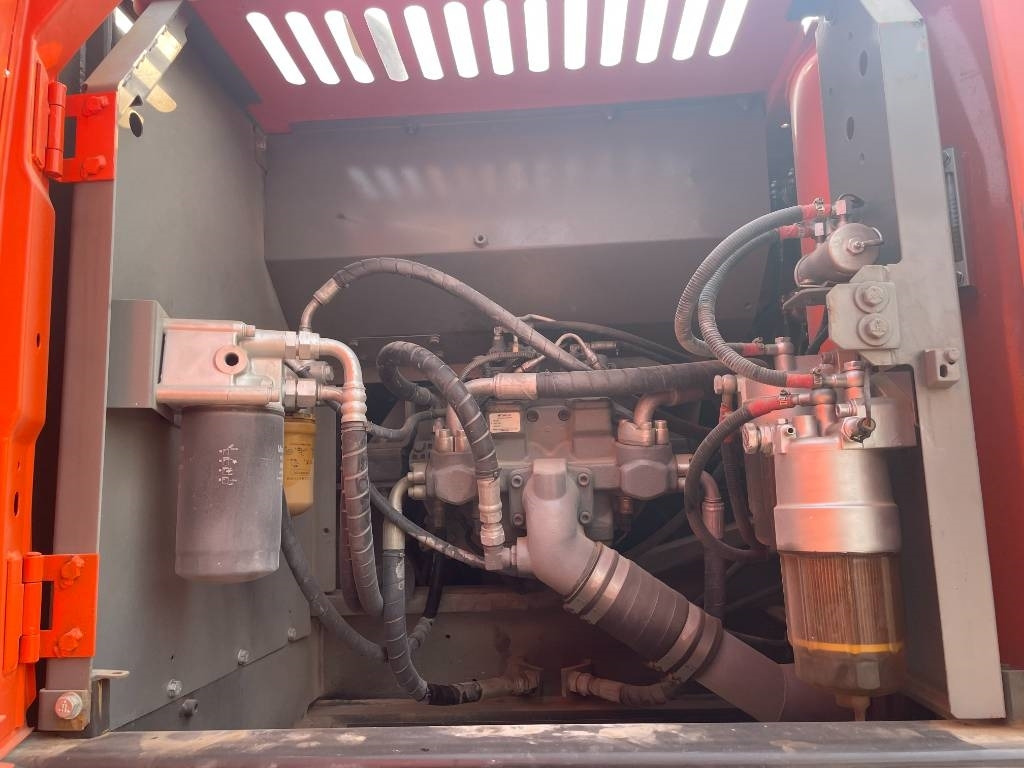 Hitachi ZX 240 - Верижен багер: снимка 2 Hitachi ZX 240 - Верижен багер: снимка 2