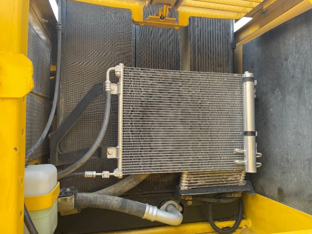 Komatsu PC 200-8 - Верижен багер: снимка 4 Komatsu PC 200-8 - Верижен багер: снимка 4