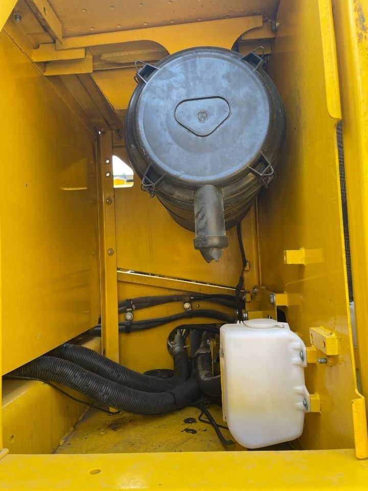 Komatsu PC 200-8 - Верижен багер: снимка 5 Komatsu PC 200-8 - Верижен багер: снимка 5