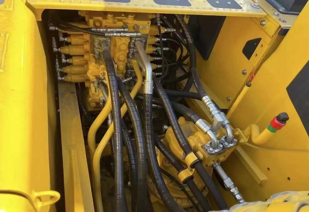 Komatsu PC 200-8 - Верижен багер: снимка 3 Komatsu PC 200-8 - Верижен багер: снимка 3