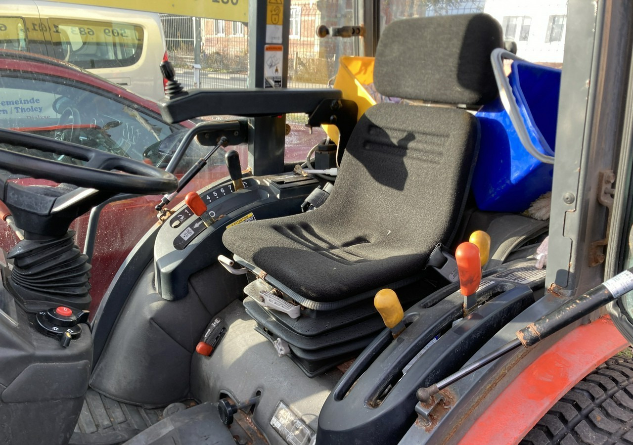 Inna Inny Traktor Kubota 4X4 B 3030 Odśnieżarka posypywarka Pług 2011 - Трактор за комунални дейности: снимка 3 Inna Inny Traktor Kubota 4X4 B 3030 Odśnieżarka posypywarka Pług 2011 - Трактор за комунални дейности: снимка 3