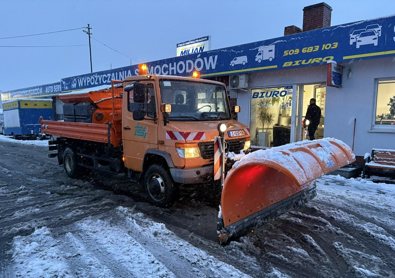 Mercedes-Benz Inny Mercedes-Benz Mercedes Vario 815 Wywrotka 4X4 2004 Pług posypywarka odśnieżarka - Снегорин: снимка 1 Mercedes-Benz Inny Mercedes-Benz Mercedes Vario 815 Wywrotka 4X4 2004 Pług posypywarka odśnieżarka - Снегорин: снимка 1