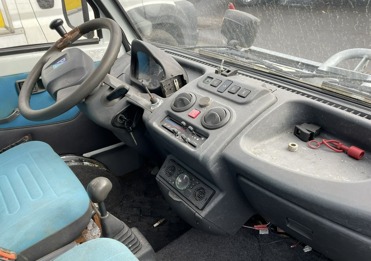 Piaggio Piaggio PFAU Wywrotka 4X4 posypywarka odśnieżarka pług 2009 - Снегорин: снимка 3 Piaggio Piaggio PFAU Wywrotka 4X4 posypywarka odśnieżarka pług 2009 - Снегорин: снимка 3