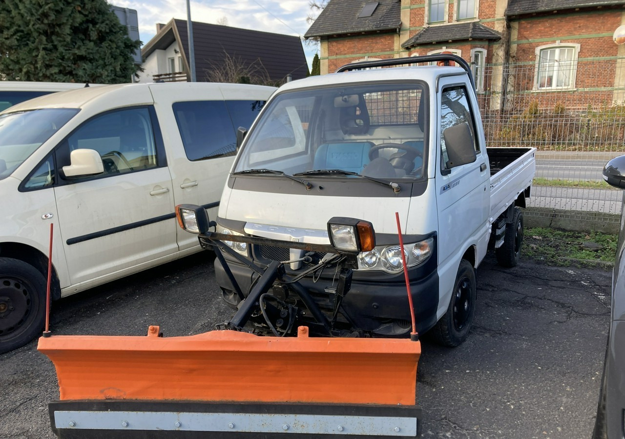 Piaggio Piaggio Porter 4X4 Skrzynia odśnieżarka Pług 2011 - Снегорин: снимка 1 Piaggio Piaggio Porter 4X4 Skrzynia odśnieżarka Pług 2011 - Снегорин: снимка 1