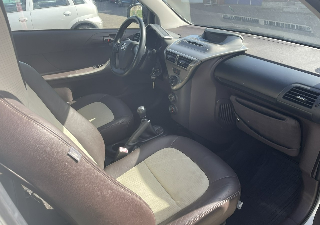 Toyota IQ Toyota iQ Klima - Хечбек: снимка 4 Toyota IQ Toyota iQ Klima - Хечбек: снимка 4