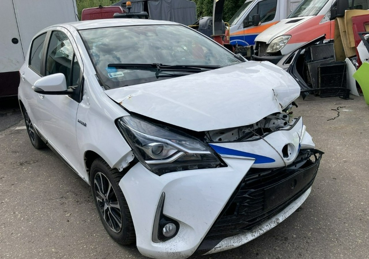 Лек автомобил Toyota Yaris III Toyota Yaris Hybrid 1.5 VVT-i Y20 Model 2019 Salon PL: снимка 11