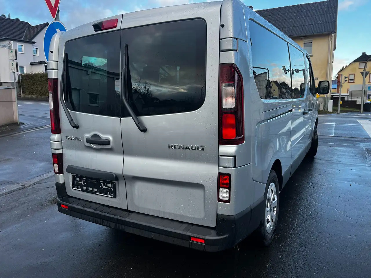 Renault Trafic L2H1 3,0t (8/9 Sitze) Life - Микробус, Пътнически бус: снимка 4 Renault Trafic L2H1 3,0t (8/9 Sitze) Life - Микробус, Пътнически бус: снимка 4