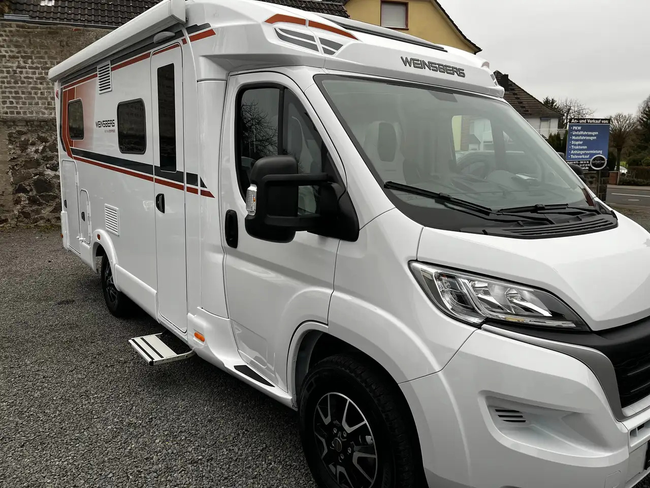 Weinsberg CaraCompact 600 MEG Pepper Mietwagen Verfügbar - Полуинтегриран кемпер: снимка 1 Weinsberg CaraCompact 600 MEG Pepper Mietwagen Verfügbar - Полуинтегриран кемпер: снимка 1