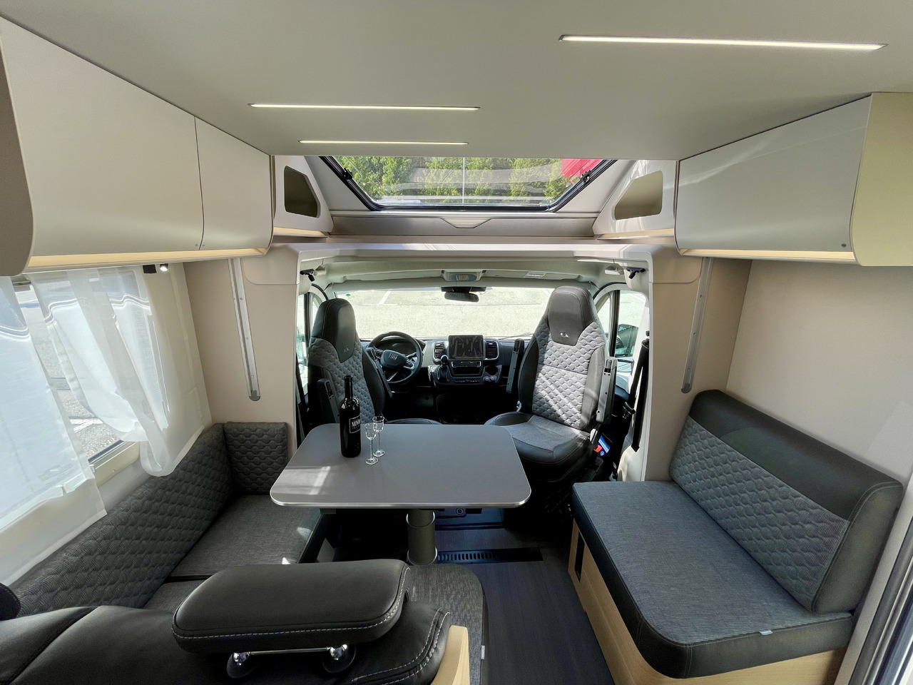 ADRIA Matrix axess 650SL - Полуинтегриран кемпер: снимка 4 ADRIA Matrix axess 650SL - Полуинтегриран кемпер: снимка 4