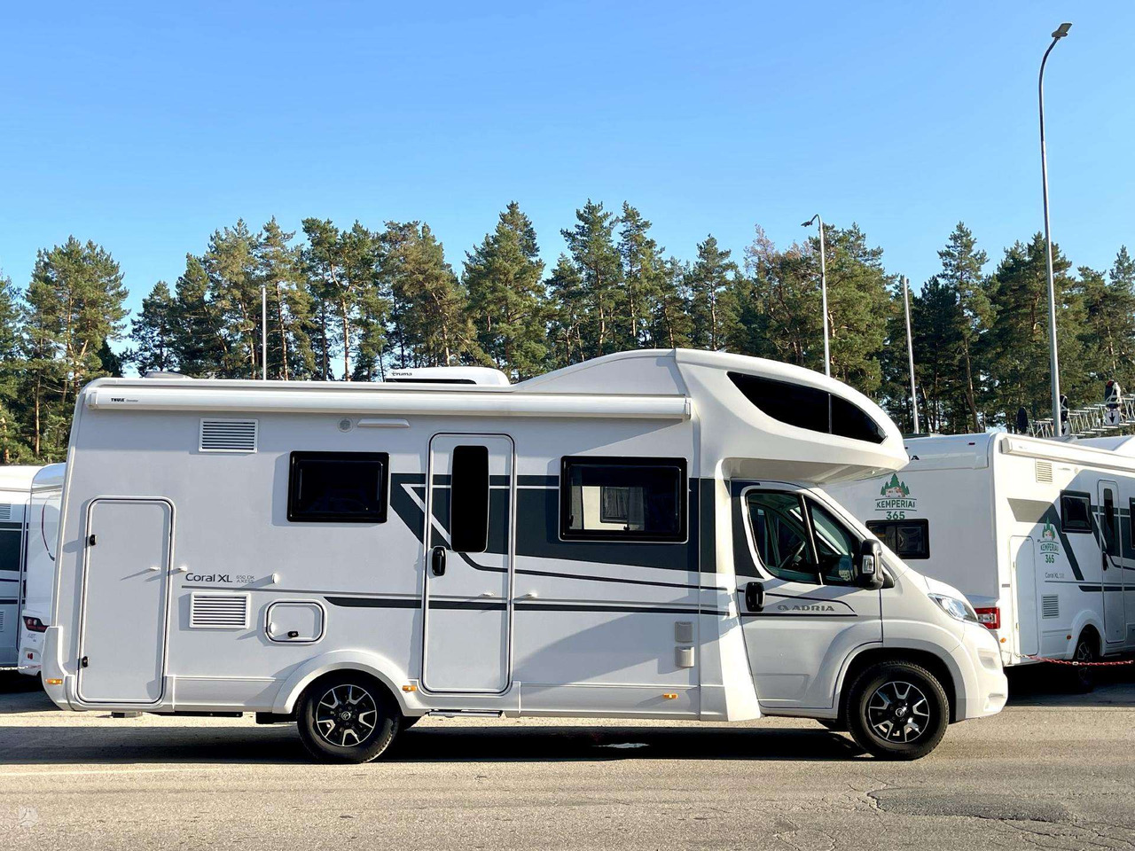 Adria Coral XL 650DK - Алковен кемпер: снимка 2 Adria Coral XL 650DK - Алковен кемпер: снимка 2