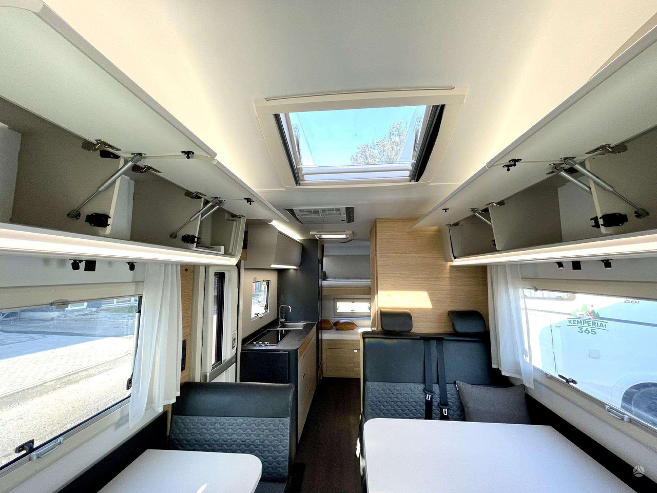 Adria Coral XL 650DK - Алковен кемпер: снимка 5 Adria Coral XL 650DK - Алковен кемпер: снимка 5