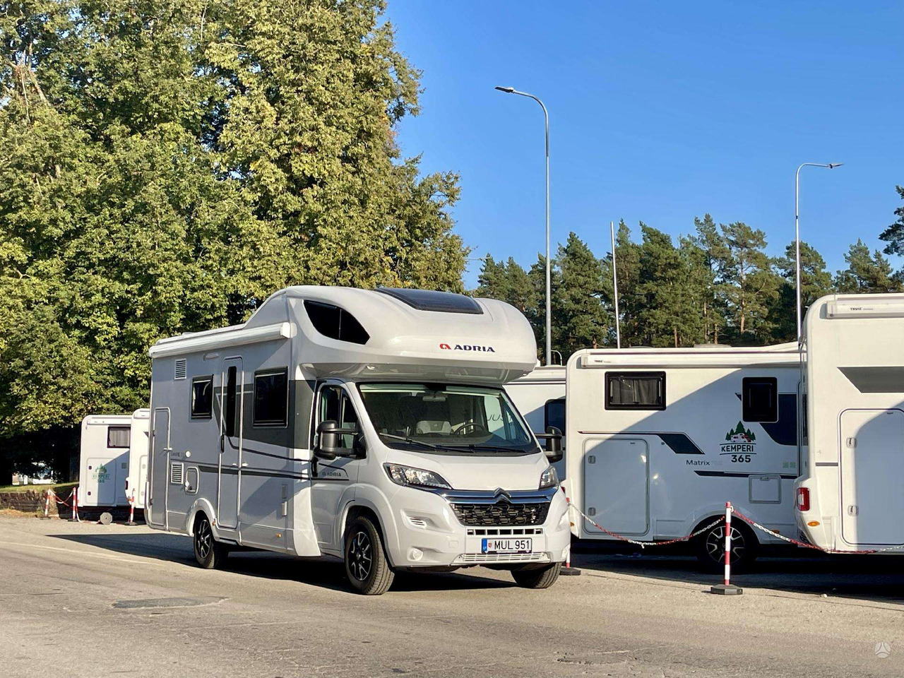 Adria Coral XL 650DK - Алковен кемпер: снимка 1 Adria Coral XL 650DK - Алковен кемпер: снимка 1