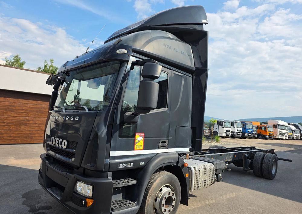 Iveco EUROCARGO 160E28 RAMA DO ZABUDOWY/ LAWETA / MANUAL / - Камион с брезент: снимка 5 Iveco EUROCARGO 160E28 RAMA DO ZABUDOWY/ LAWETA / MANUAL / - Камион с брезент: снимка 5