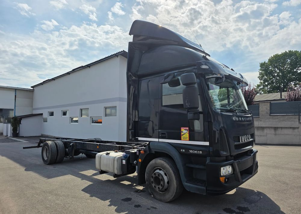 Iveco EUROCARGO 160E28 RAMA DO ZABUDOWY/ LAWETA / MANUAL / - Камион с брезент: снимка 2 Iveco EUROCARGO 160E28 RAMA DO ZABUDOWY/ LAWETA / MANUAL / - Камион с брезент: снимка 2