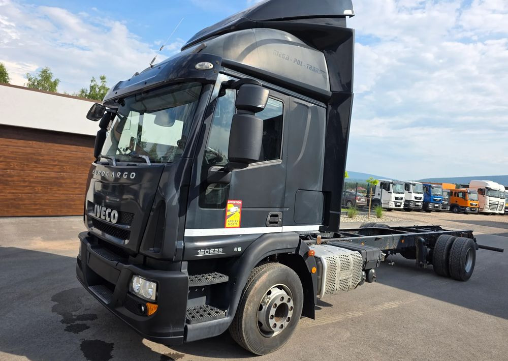 Iveco EUROCARGO 160E28 RAMA DO ZABUDOWY/ LAWETA / MANUAL / - Камион с брезент: снимка 3 Iveco EUROCARGO 160E28 RAMA DO ZABUDOWY/ LAWETA / MANUAL / - Камион с брезент: снимка 3
