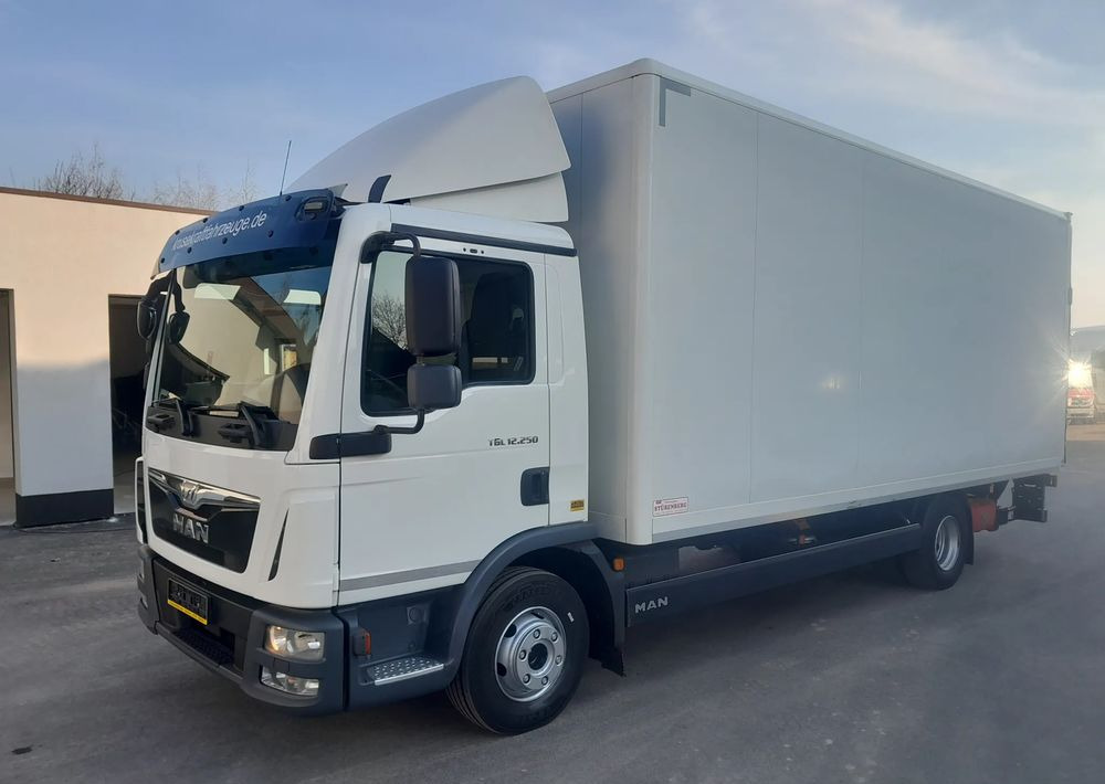 MAN TGL 12.250 NAUKA JAZDY / ELKA / L / MANUAL 8 / - Камион с брезент: снимка 1 MAN TGL 12.250 NAUKA JAZDY / ELKA / L / MANUAL 8 / - Камион с брезент: снимка 1