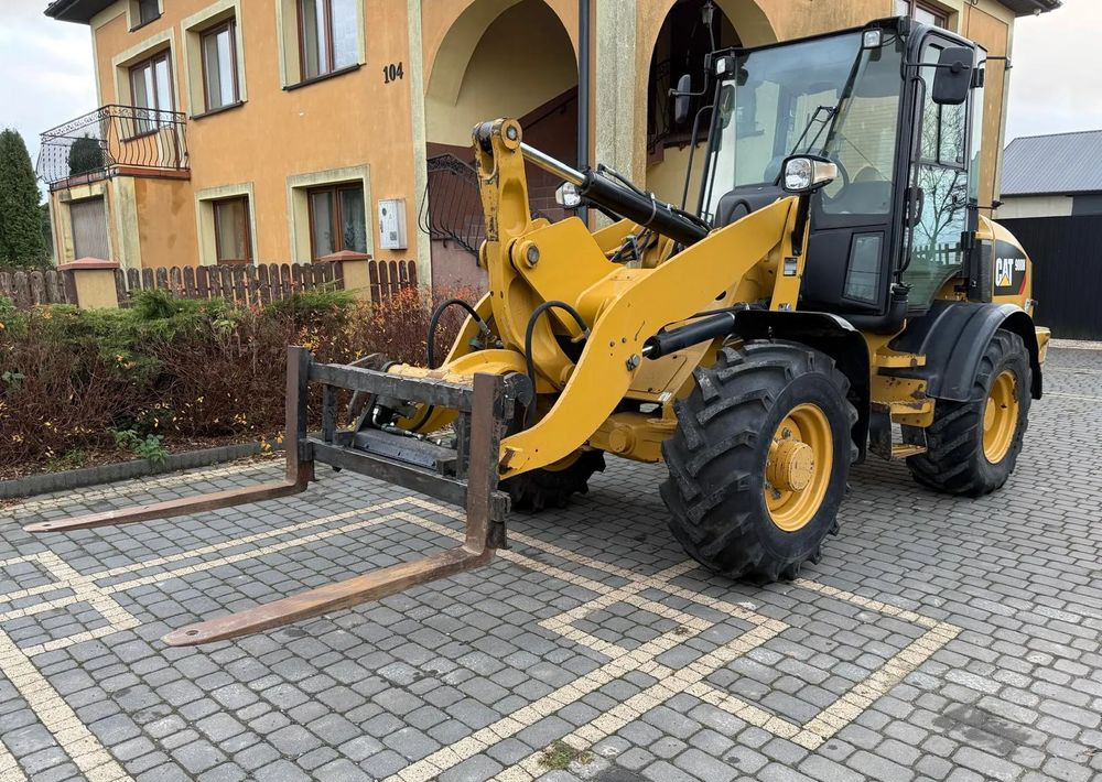 Caterpillar CAT 908M / SPROWADZONA / ŁYŻKA SZCZĘKA + WIDŁY / / 2017R / W ORGINALE / Z NIEMIEC / 1 WŁAŚCICIEL/ - Колесен товарач: снимка 4 Caterpillar CAT 908M / SPROWADZONA / ŁYŻKA SZCZĘKA + WIDŁY / / 2017R / W ORGINALE / Z NIEMIEC / 1 WŁAŚCICIEL/ - Колесен товарач: снимка 4