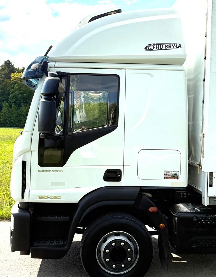 Iveco EUROCARGO 160E320/FIRANKA/WINDA/AUTOMAT/NISKI PRZEBIEG/E6/SPROWADZONY/PIERWSZY WŁAŚCICIEL - Камион с брезент: снимка 4 Iveco EUROCARGO 160E320/FIRANKA/WINDA/AUTOMAT/NISKI PRZEBIEG/E6/SPROWADZONY/PIERWSZY WŁAŚCICIEL - Камион с брезент: снимка 4