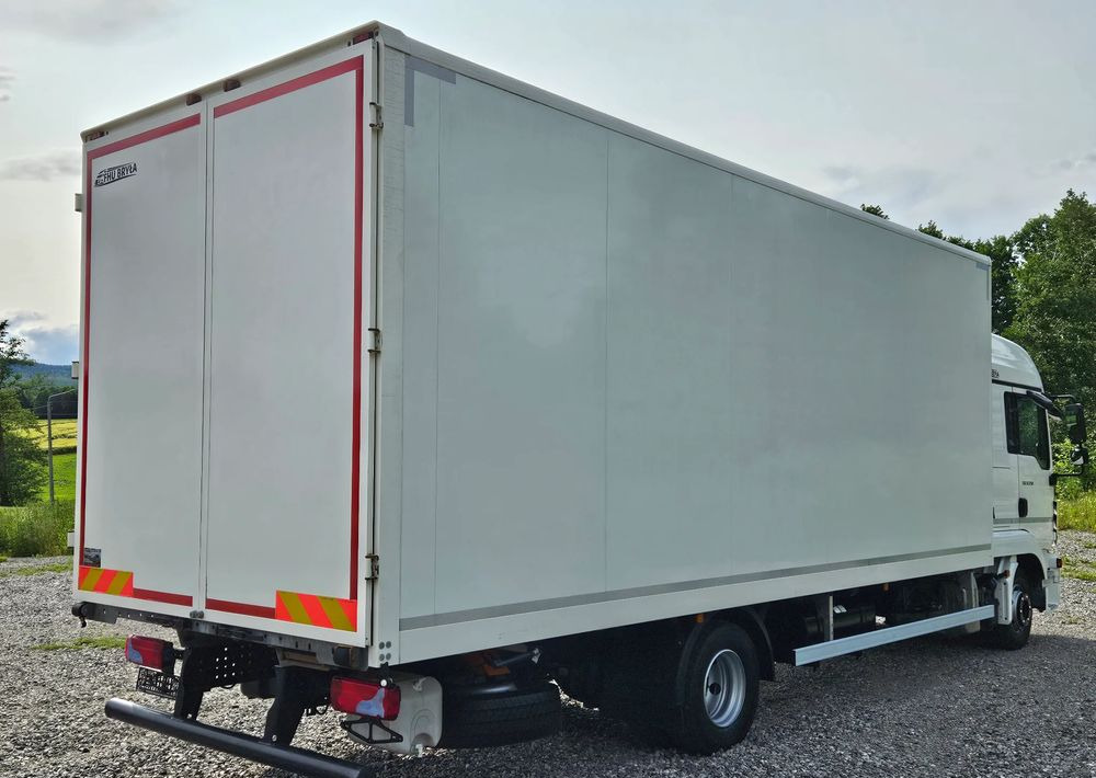 MAN TGL 12.250 / KONTENER / IZOTERMA / WINDA / 2019R / EURO 6 / PEŁEN SERWIS / 6 TON ŁADOWNOŚĆ / SPROWADZONY / ZADBANY / JAK NOWY / KSIĄŻKA SERWISOWA / E6 / 17 PALET - Камион фургон: снимка 4 MAN TGL 12.250 / KONTENER / IZOTERMA / WINDA / 2019R / EURO 6 / PEŁEN SERWIS / 6 TON ŁADOWNOŚĆ / SPROWADZONY / ZADBANY / JAK NOWY / KSIĄŻKA SERWISOWA / E6 / 17 PALET - Камион фургон: снимка 4