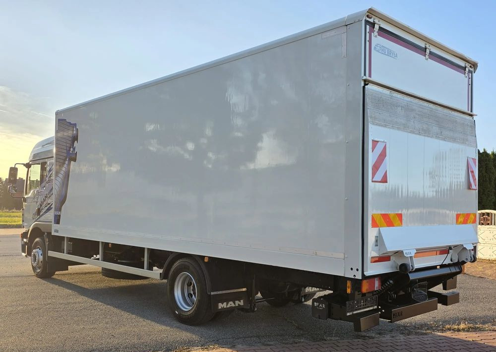 MAN TGM 15.290 / TGL / KONTENER / IZOTERMA / WINDA / KLIMA POSTOJOWA / 2019R / EURO 6 / PEŁEN SERWIS / 8200KG ŁADOWNOŚĆ / SPROWADZONY / ZADBANY / JAK NOWY / KSIĄŻKA SERWISOWA / E6 / 18 PALET - Камион фургон: снимка 4 MAN TGM 15.290 / TGL / KONTENER / IZOTERMA / WINDA / KLIMA POSTOJOWA / 2019R / EURO 6 / PEŁEN SERWIS / 8200KG ŁADOWNOŚĆ / SPROWADZONY / ZADBANY / JAK NOWY / KSIĄŻKA SERWISOWA / E6 / 18 PALET - Камион фургон: снимка 4