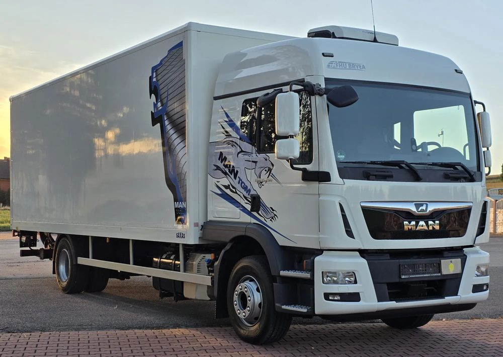 MAN TGM 15.290 / TGL / KONTENER / IZOTERMA / WINDA / KLIMA POSTOJOWA / 2019R / EURO 6 / PEŁEN SERWIS / 8200KG ŁADOWNOŚĆ / SPROWADZONY / ZADBANY / JAK NOWY / KSIĄŻKA SERWISOWA / E6 / 18 PALET - Камион фургон: снимка 1 MAN TGM 15.290 / TGL / KONTENER / IZOTERMA / WINDA / KLIMA POSTOJOWA / 2019R / EURO 6 / PEŁEN SERWIS / 8200KG ŁADOWNOŚĆ / SPROWADZONY / ZADBANY / JAK NOWY / KSIĄŻKA SERWISOWA / E6 / 18 PALET - Камион фургон: снимка 1