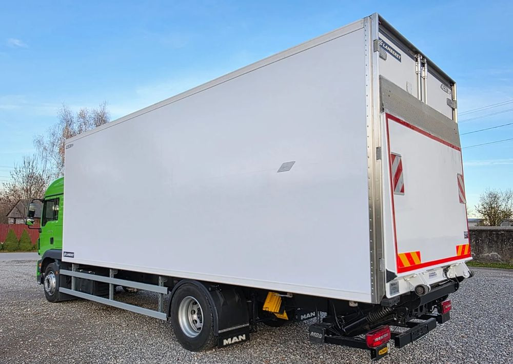 MAN TGM 18.320 / 18.290 / 15.290 / IZOTERMA / WINDA / 19PALET / E6 / 08.2018 / LIFT / SPROWADZONY / AUTOMAT / SYPIALKA / PIERWSZY WŁAŚCICIEL / BOCZNE DRZWI / STAN BARDZO DOBRY - Рефрижератор камион: снимка 4 MAN TGM 18.320 / 18.290 / 15.290 / IZOTERMA / WINDA / 19PALET / E6 / 08.2018 / LIFT / SPROWADZONY / AUTOMAT / SYPIALKA / PIERWSZY WŁAŚCICIEL / BOCZNE DRZWI / STAN BARDZO DOBRY - Рефрижератор камион: снимка 4