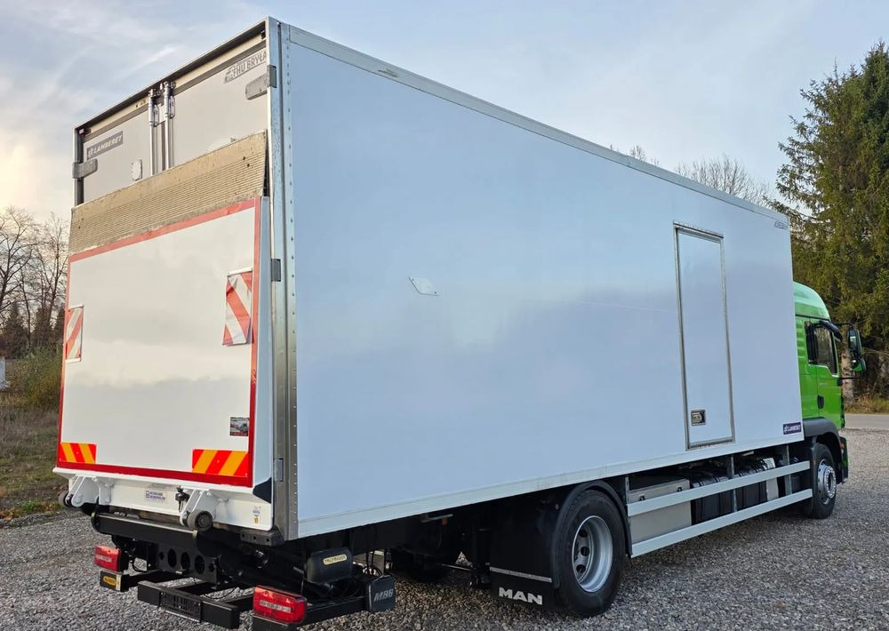 MAN TGM 18.320 / 18.290 / 15.290 / IZOTERMA / WINDA / 19PALET / E6 / 08.2018 / LIFT / SPROWADZONY / AUTOMAT / SYPIALKA / PIERWSZY WŁAŚCICIEL / BOCZNE DRZWI / STAN BARDZO DOBRY - Рефрижератор камион: снимка 5 MAN TGM 18.320 / 18.290 / 15.290 / IZOTERMA / WINDA / 19PALET / E6 / 08.2018 / LIFT / SPROWADZONY / AUTOMAT / SYPIALKA / PIERWSZY WŁAŚCICIEL / BOCZNE DRZWI / STAN BARDZO DOBRY - Рефрижератор камион: снимка 5