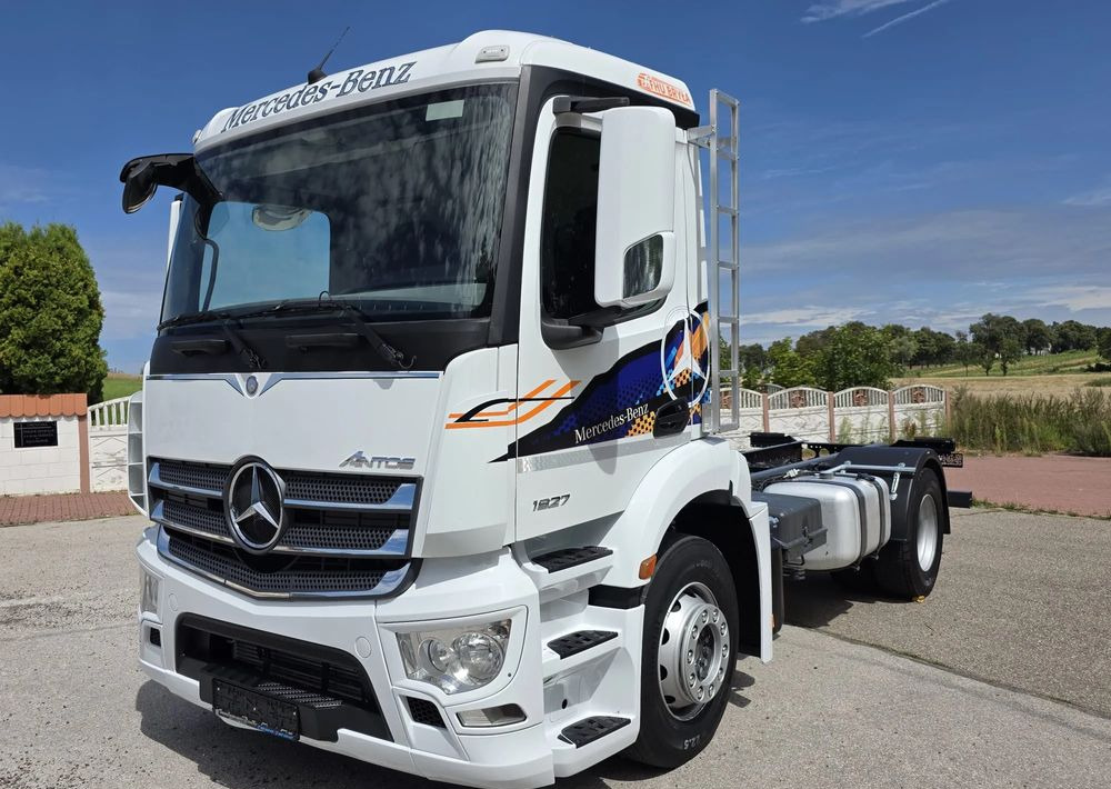 Mercedes-Benz ANTOS 1827 / ATEGO / ACTROS / E6 / ROZSTAW OSI 3.75M / WYWROT / BECZKA / UTRZYMANIE DRÓG / HAKOWIEC / SPROWADZONY / PIERWSZY WŁAŚCICIEL / STAN BDB - Шаси кабина: снимка 2 Mercedes-Benz ANTOS 1827 / ATEGO / ACTROS / E6 / ROZSTAW OSI 3.75M / WYWROT / BECZKA / UTRZYMANIE DRÓG / HAKOWIEC / SPROWADZONY / PIERWSZY WŁAŚCICIEL / STAN BDB - Шаси кабина: снимка 2