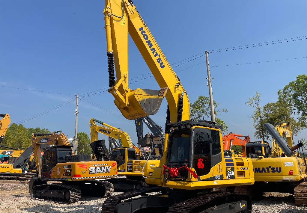 Komatsu PC 240 PC220 PC240-8 - Верижен багер: снимка 3 Komatsu PC 240 PC220 PC240-8 - Верижен багер: снимка 3