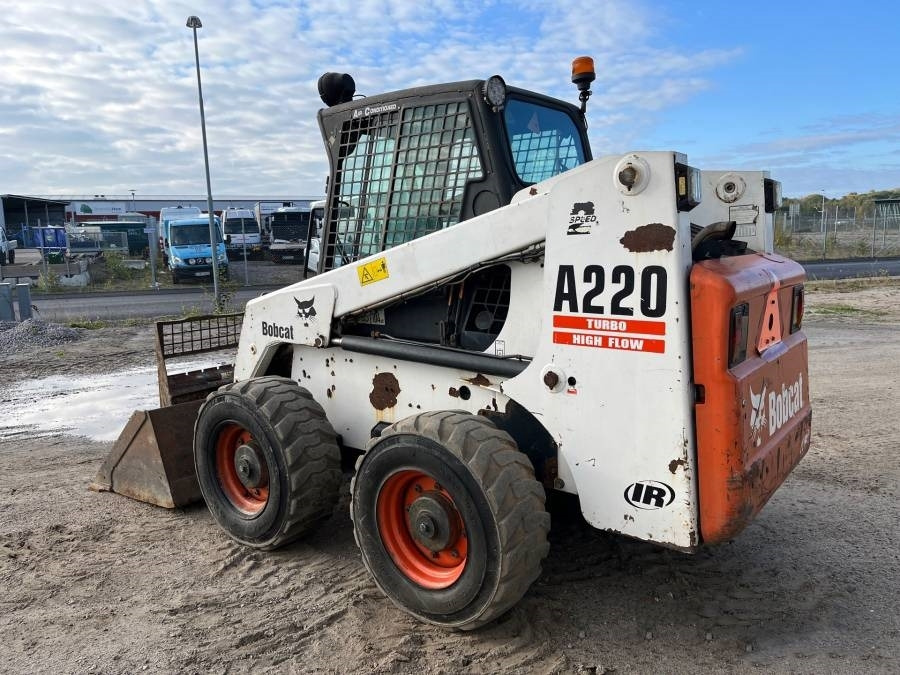 Bobcat A 220 - Мини челен товарач: снимка 4 Bobcat A 220 - Мини челен товарач: снимка 4